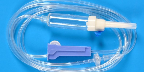靜滴硝酸甘油為什么不能使用普通輸液器