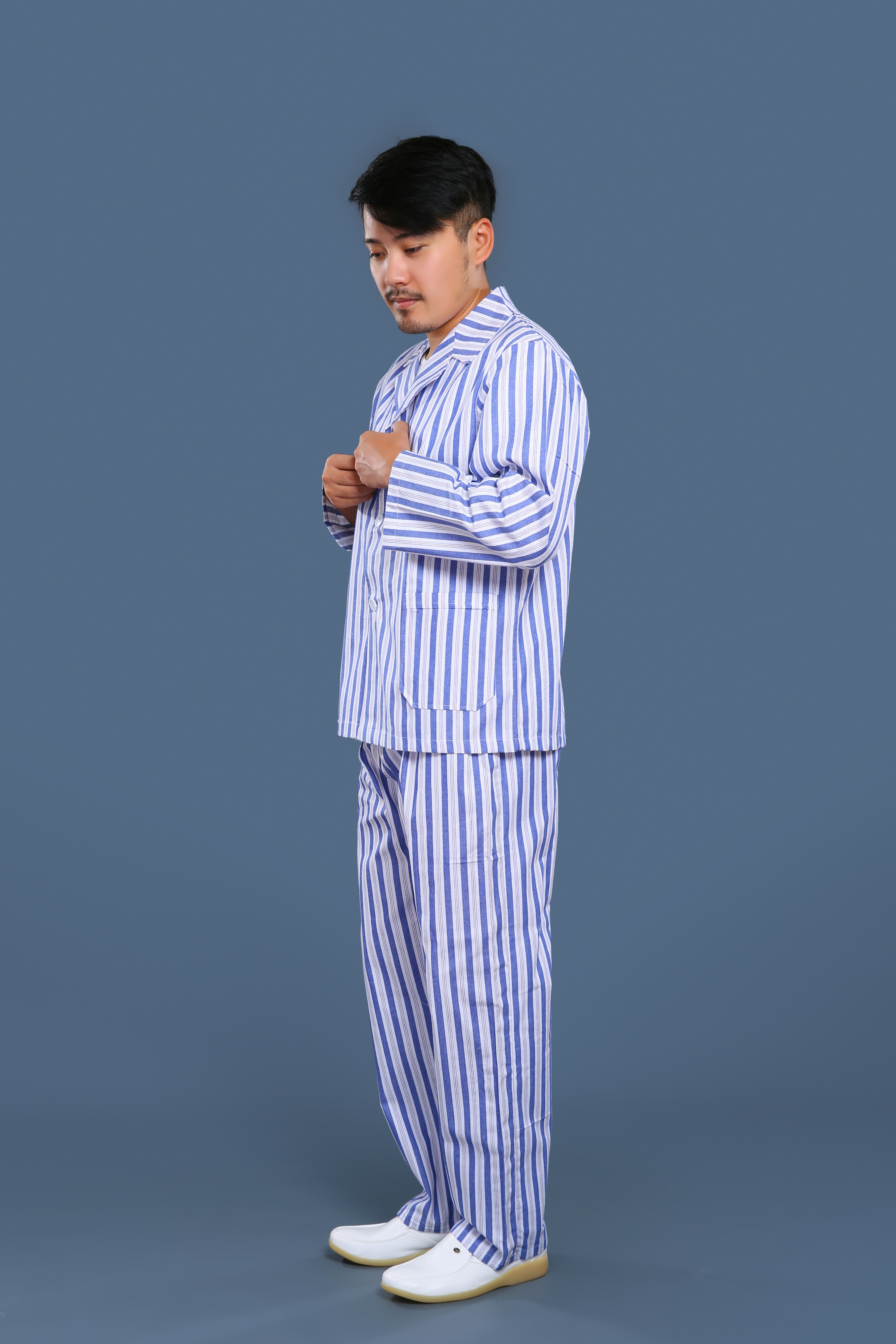 藍白條紋翻領病號服側面